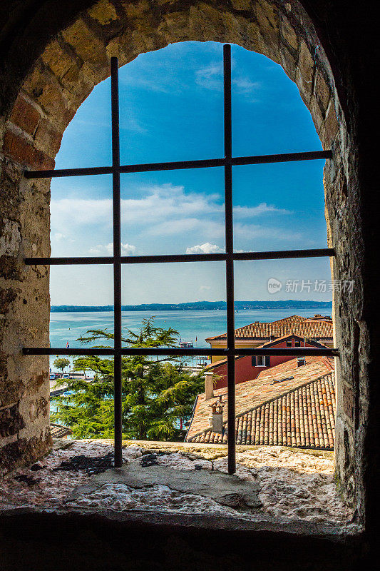 意大利加尔达湖。从城堡窗口看到的景色