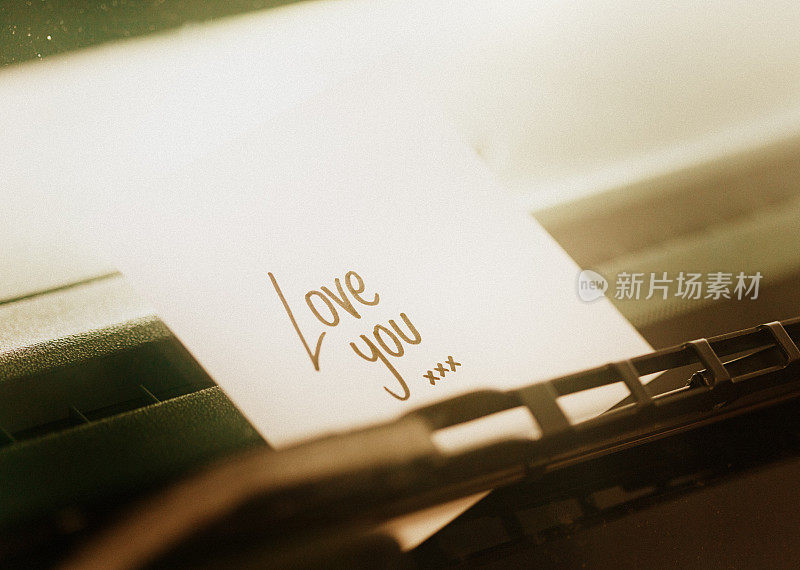 挡风玻璃刮水器下的手写纸条上写着“爱你”