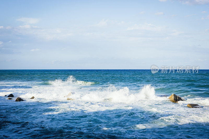 海浪拍打着岩石。