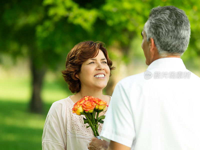 丈夫送花给妻子