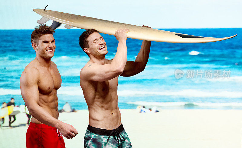 两个兴高采烈的男人拿着冲浪板