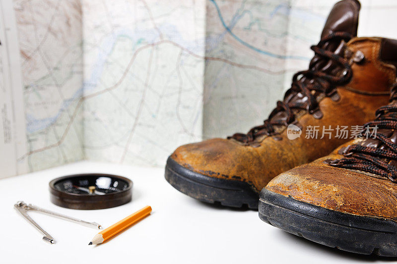 靴子，地图，指南针，分隔器和铅笔，计划一次徒步旅行