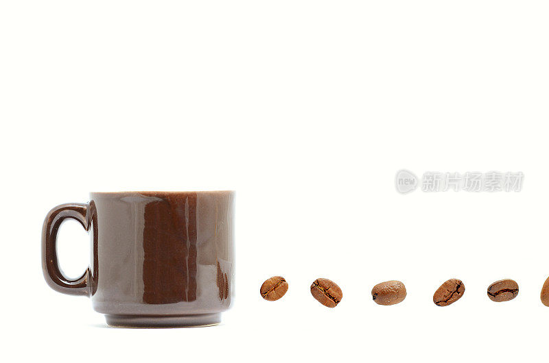 棕色杯子，白色背景上有咖啡豆