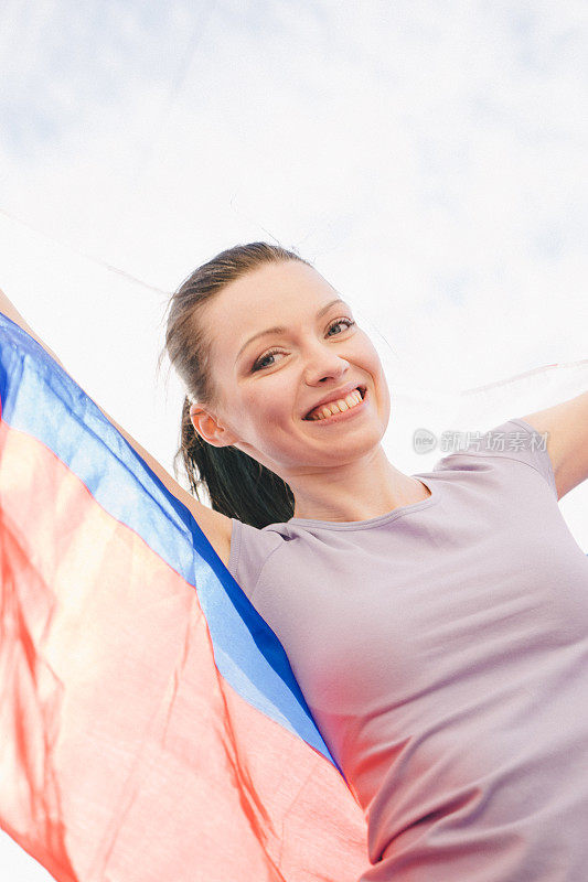 在俄罗斯国旗下欢呼的女人