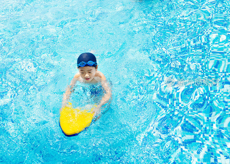 小男孩在训练游泳