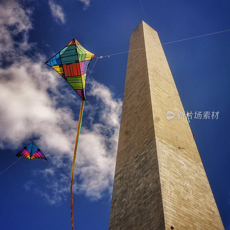 在华盛顿纪念碑的风筝日放风筝