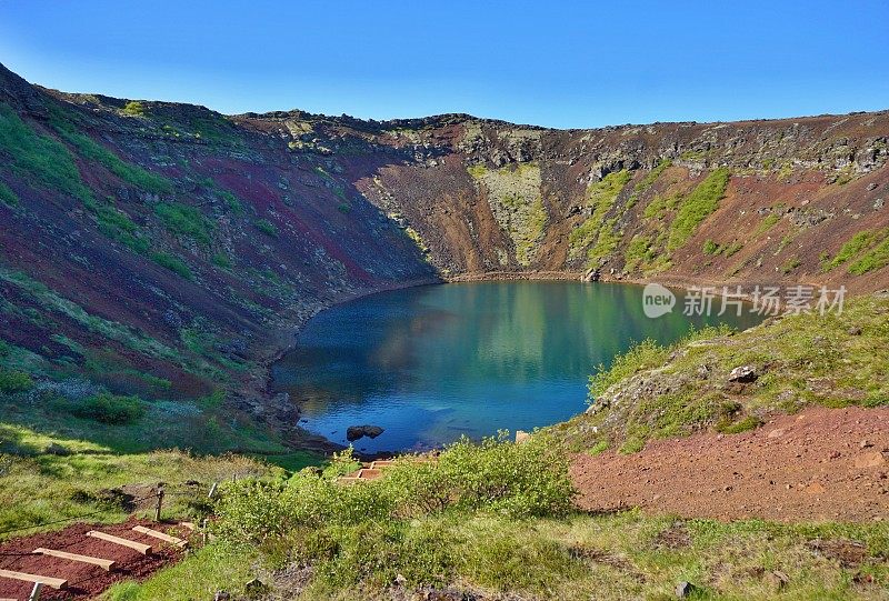 克里德火山口底部的蓝色湖泊是冰岛西部著名的黄金圈的一部分