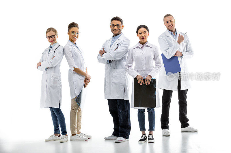 一队年轻的专业医生站在一起孤立的白色