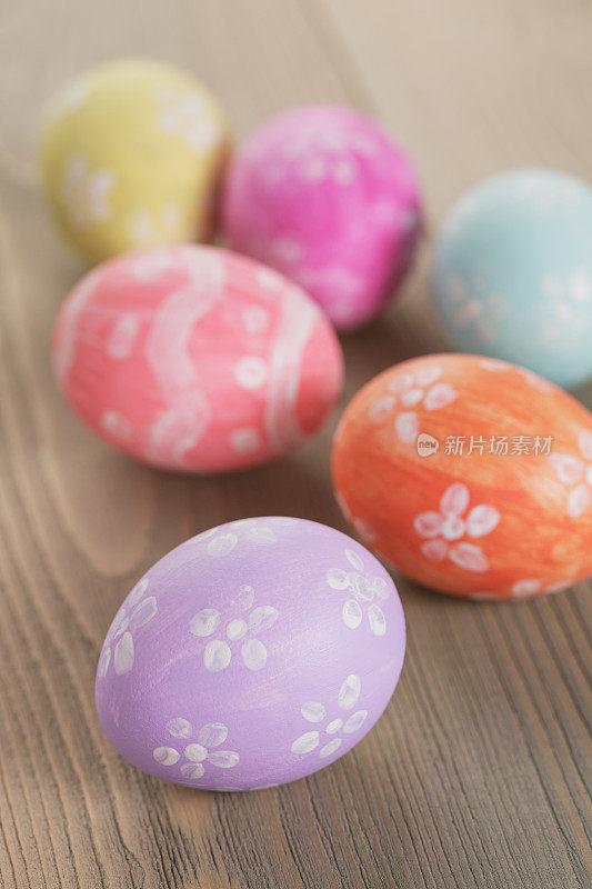桌上的手绘复活节彩蛋