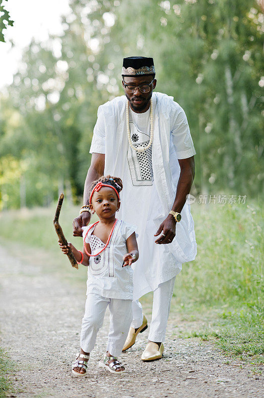 黑人非洲父亲和女儿玩得很开心