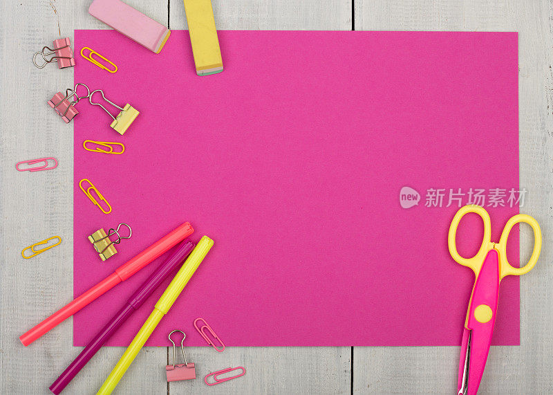 女孩的学习用品-粉红色的纸，剪刀，贴纸，橡皮擦