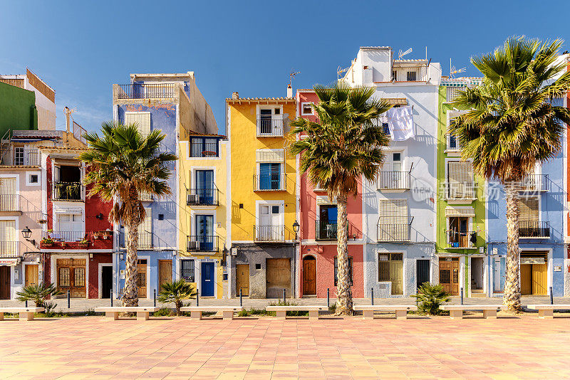 西班牙南部地中海Villajoyosa色彩斑斓的海滩住宅