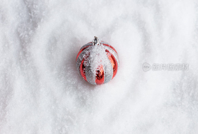 红色圣诞装饰在雪