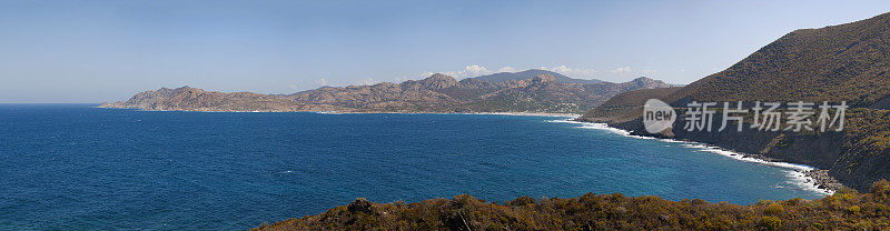 科西嘉岛:科斯角西海岸锯齿状的绿色海岸线，以其野生景观而闻名