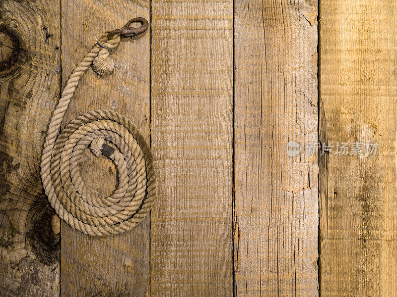 盘绳套索在一个乡村谷仓木材的背景。