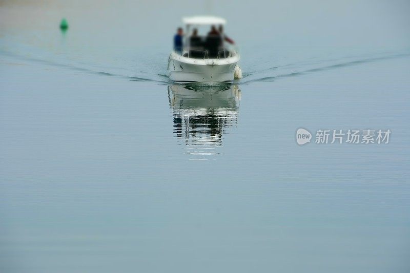 海上有摩托艇