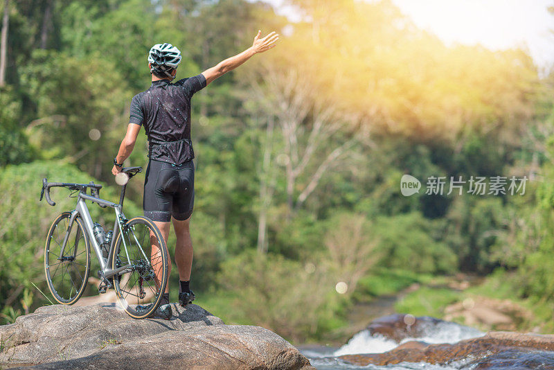 骑自行车的年轻人早上在公园里骑山地车