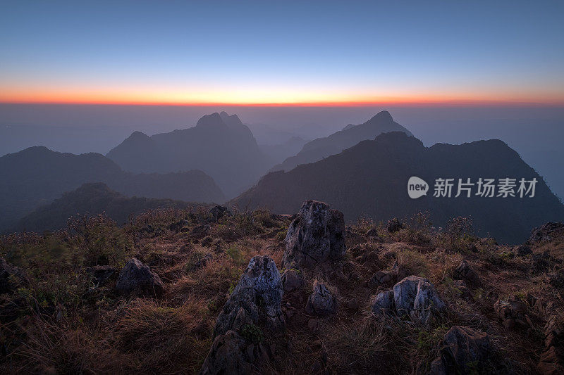 美丽的夏季景观在山上与岩石在前景