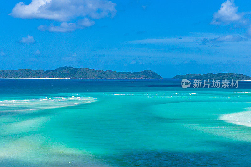 令人惊叹的热带景观，蓝绿色的海水和珊瑚礁岛屿
