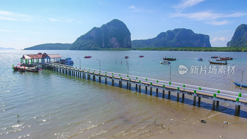 美丽的日落在热带海洋与长尾船在泰国南部