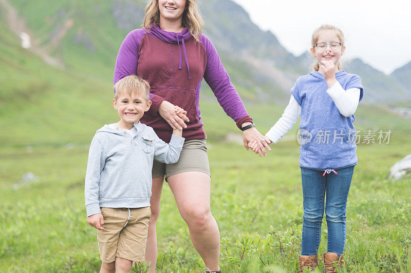 一位妈妈和她的两个孩子在阿拉斯加享受着悠闲的徒步旅行