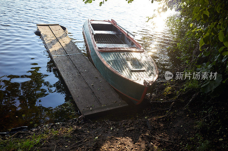 湖边的小旧船和木头码头