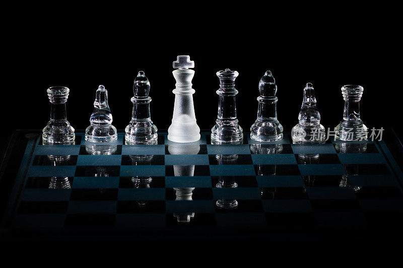 玻璃象棋与相反的颜色的国王隐藏在一行间谍或双重间谍