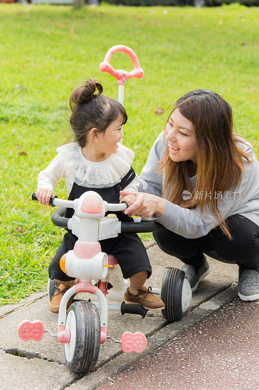 妈妈和小女孩在公园里玩