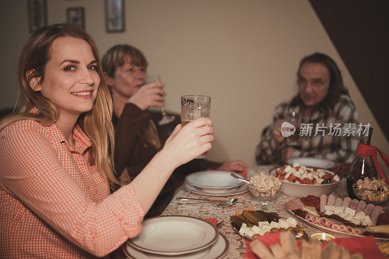 年轻女子享受与家人共进晚餐