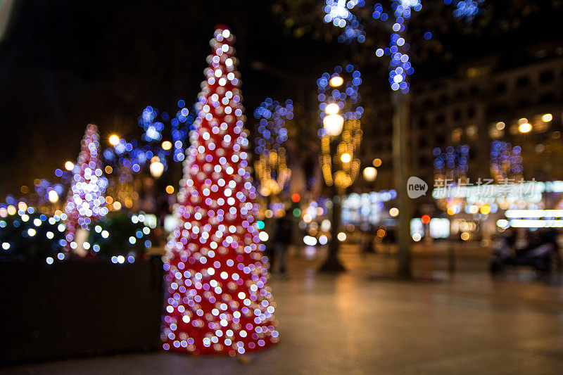 巴黎夜里的散焦圣诞树