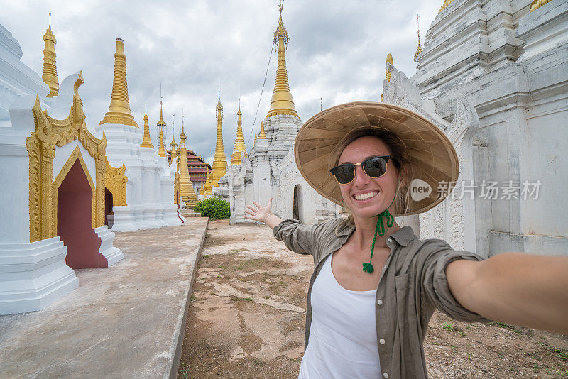 在亚洲，缅甸旅行的女人的自拍