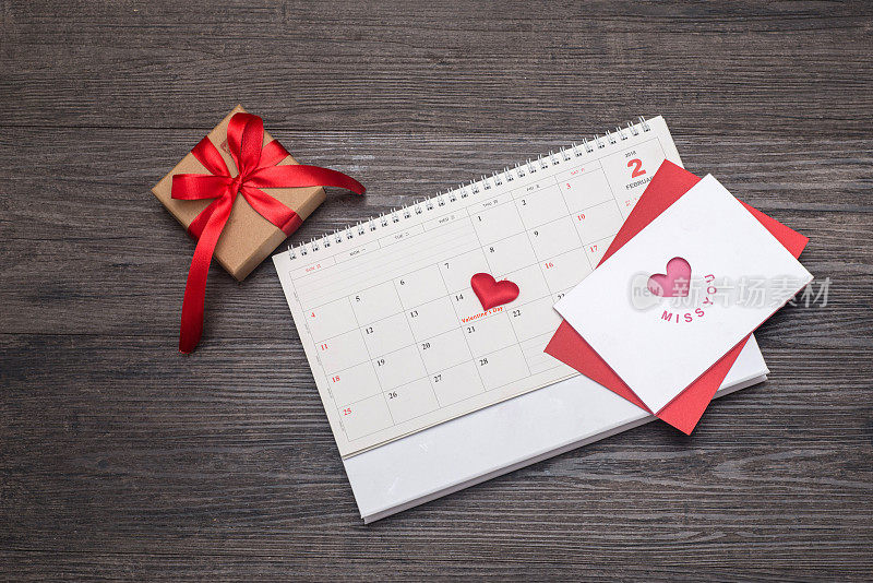 情人节的背景，卡片和礼物的日历