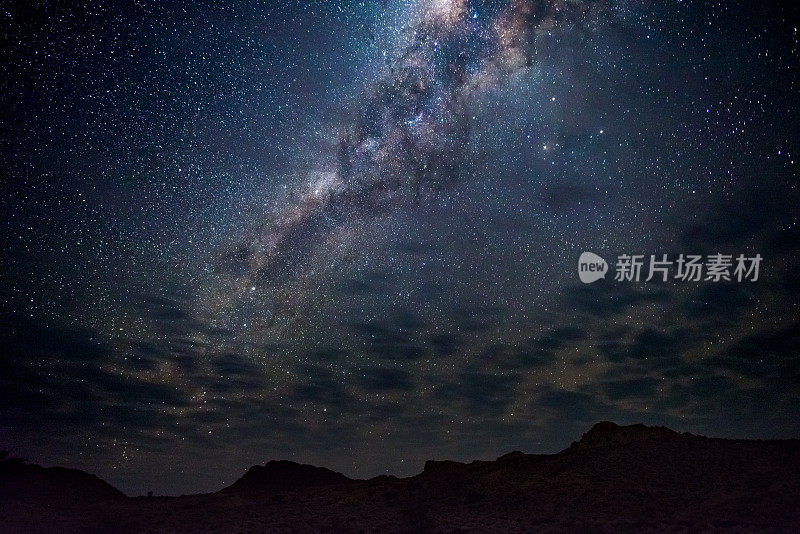 银河拱门，天上的星星，非洲纳米比亚的纳米布沙漠。一些风景优美的云。