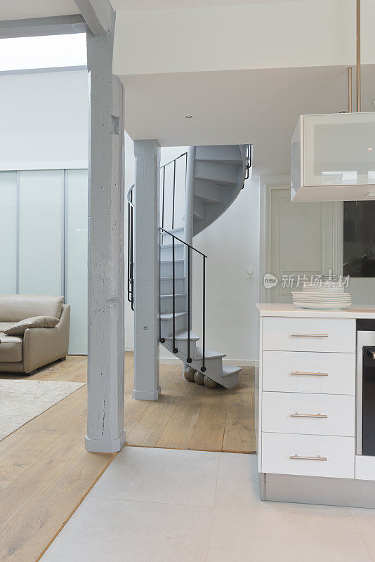 宽角度的生活空间和厨房与螺旋楼梯。
