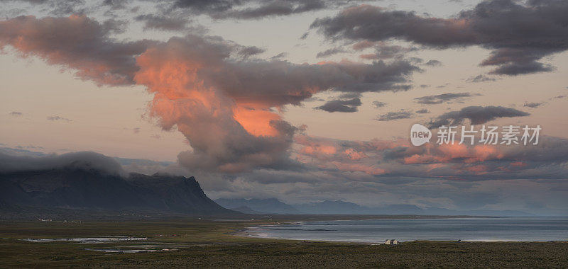 冰岛山上五颜六色的日落