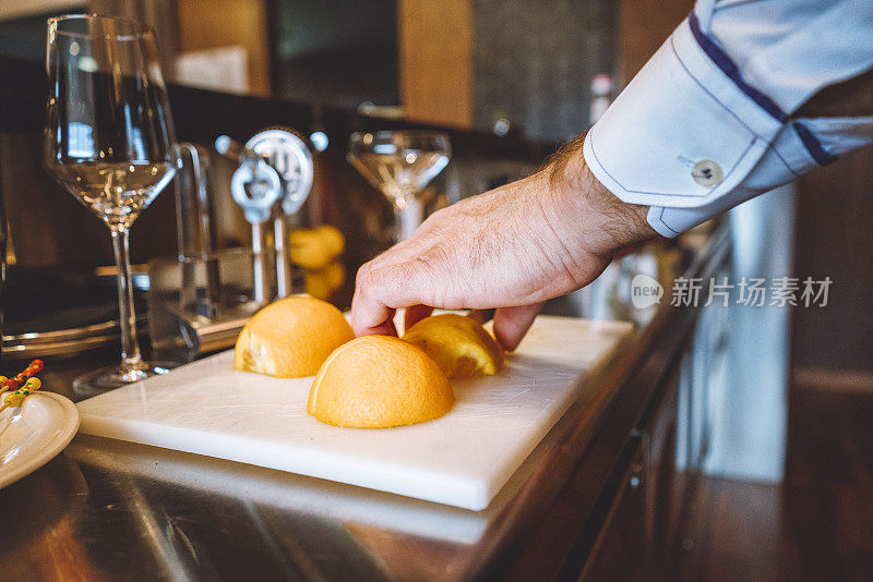 调酒师正在为酒店客人调制鸡尾酒