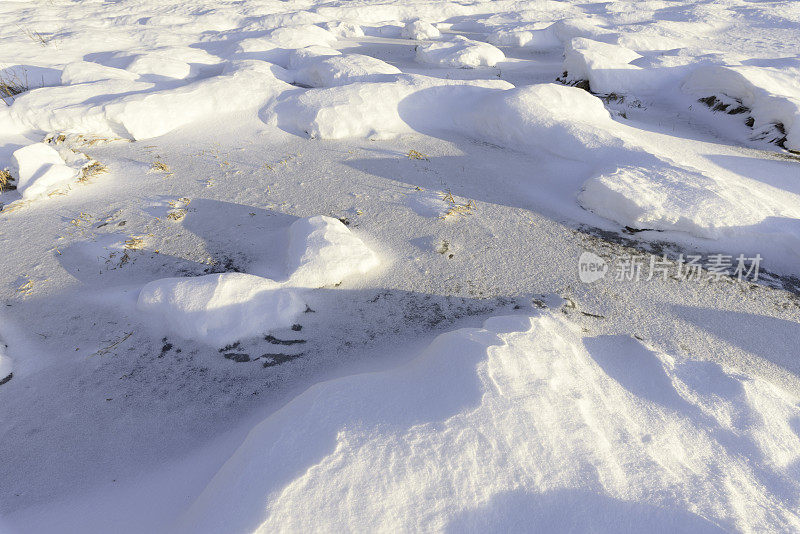 雪堆、风在雪面上雕刻出图案