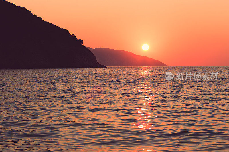 美丽的日落在海上。美丽的海景。迷人的海景。