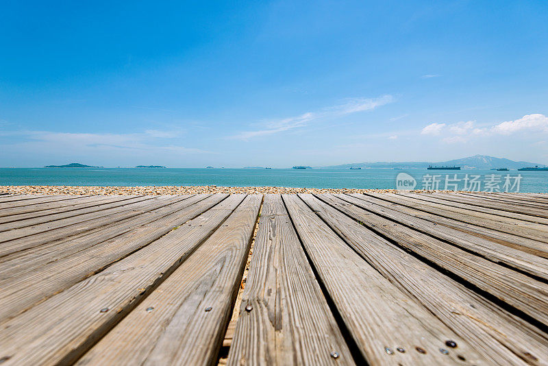 海滩上的木板路