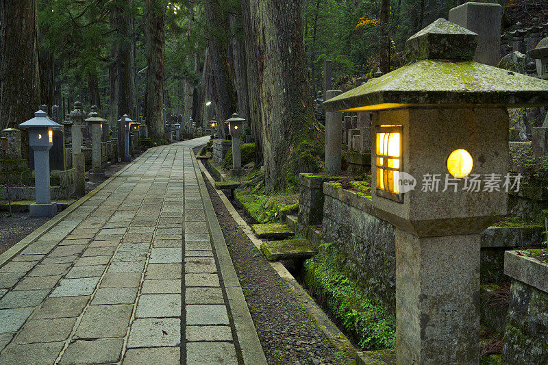 穿过日本和歌山县高山奥野墓地的小路