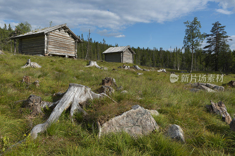 瑞典达拉那的一个牧场上的山上小屋
