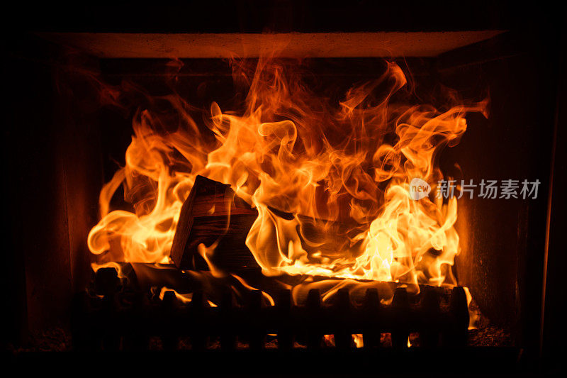 火在敞开的壁炉里燃烧着