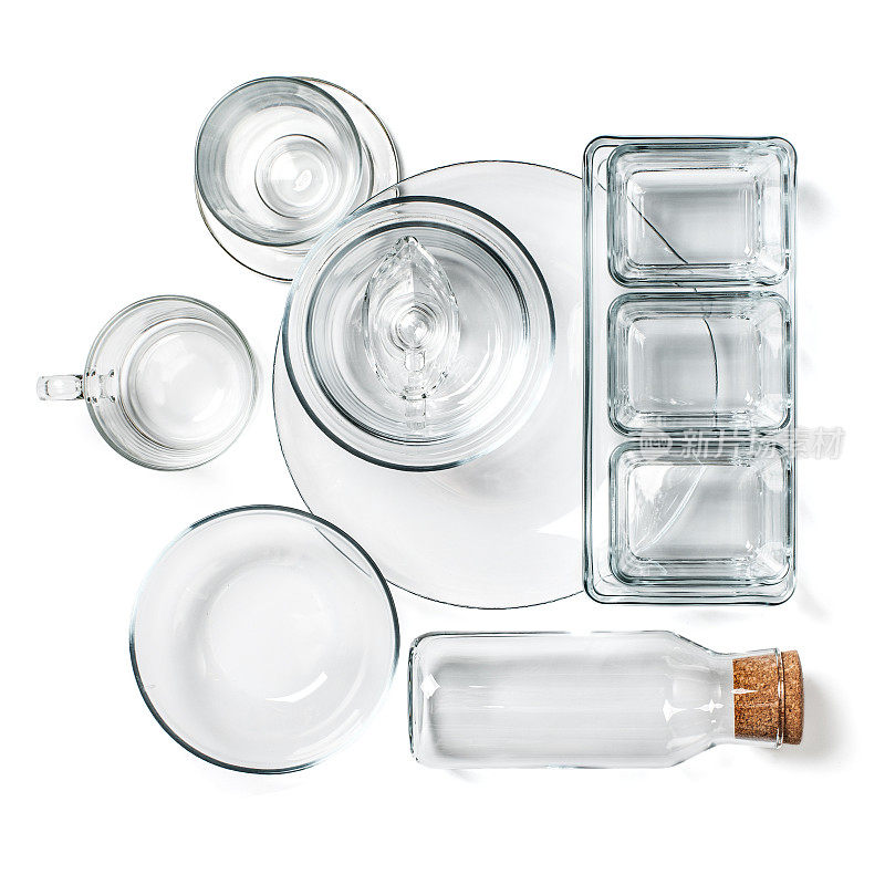 各种各样的空玻璃器皿在一个干净的白色背景。