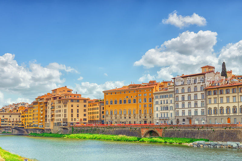 美丽的风景欣赏阿尔诺河畔的佛罗伦萨-佛罗伦萨共和国的中心。