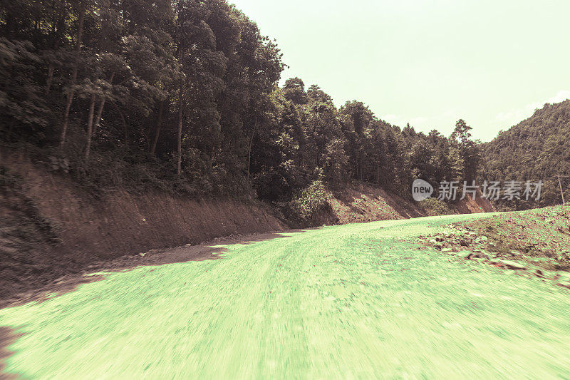 阳光灿烂的日子里的水泥路