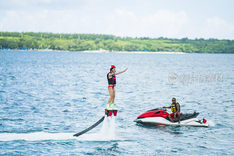 在关岛度假村，女子挑战飞板