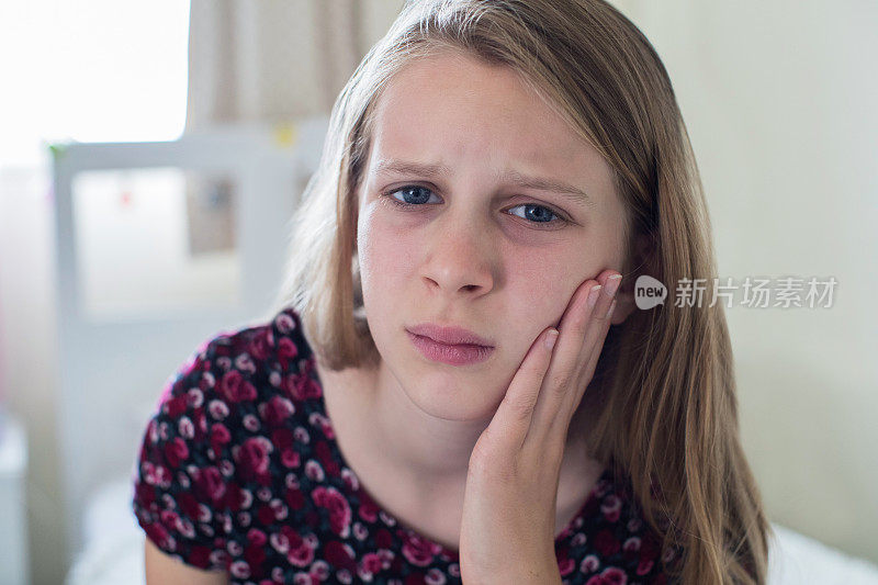 年轻女孩的肖像与牙痛