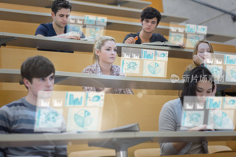 学生们在课堂上专注于他们未来的平板电脑