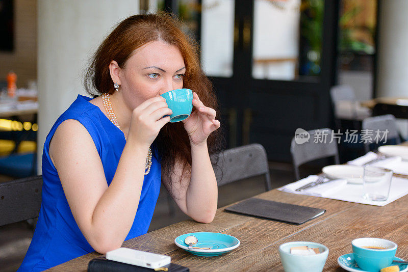 年轻女商人在咖啡店里放松的肖像