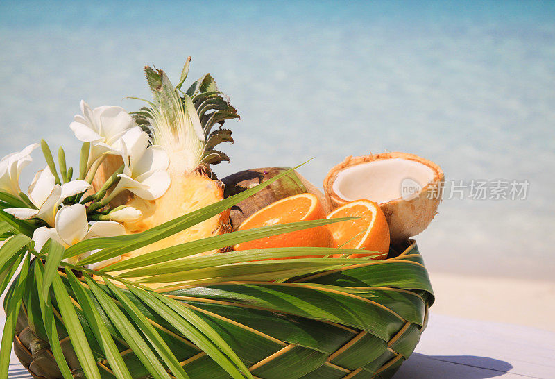 海边的热带水果篮